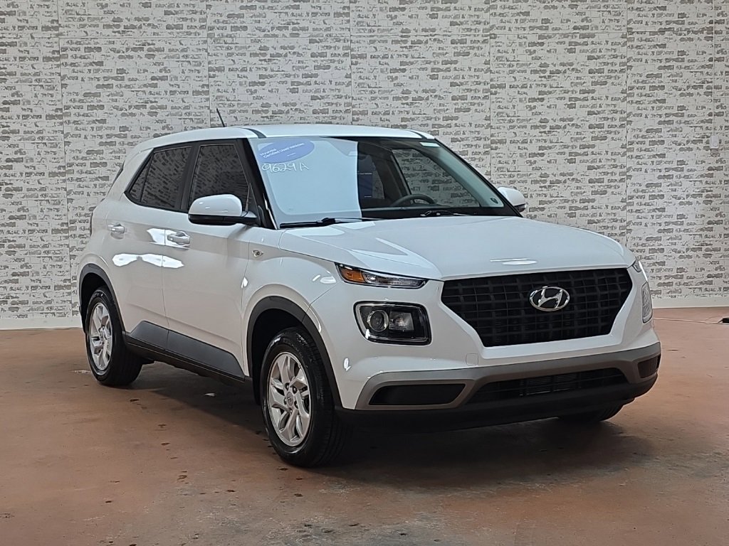 Certified 2025 Hyundai Venue SE image 1