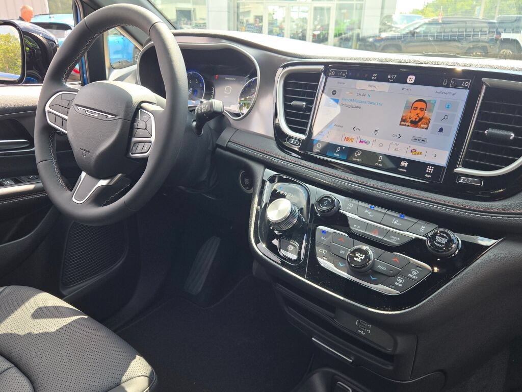 New 2027 Chrysler Pacifica Select AWD/4WD image 11