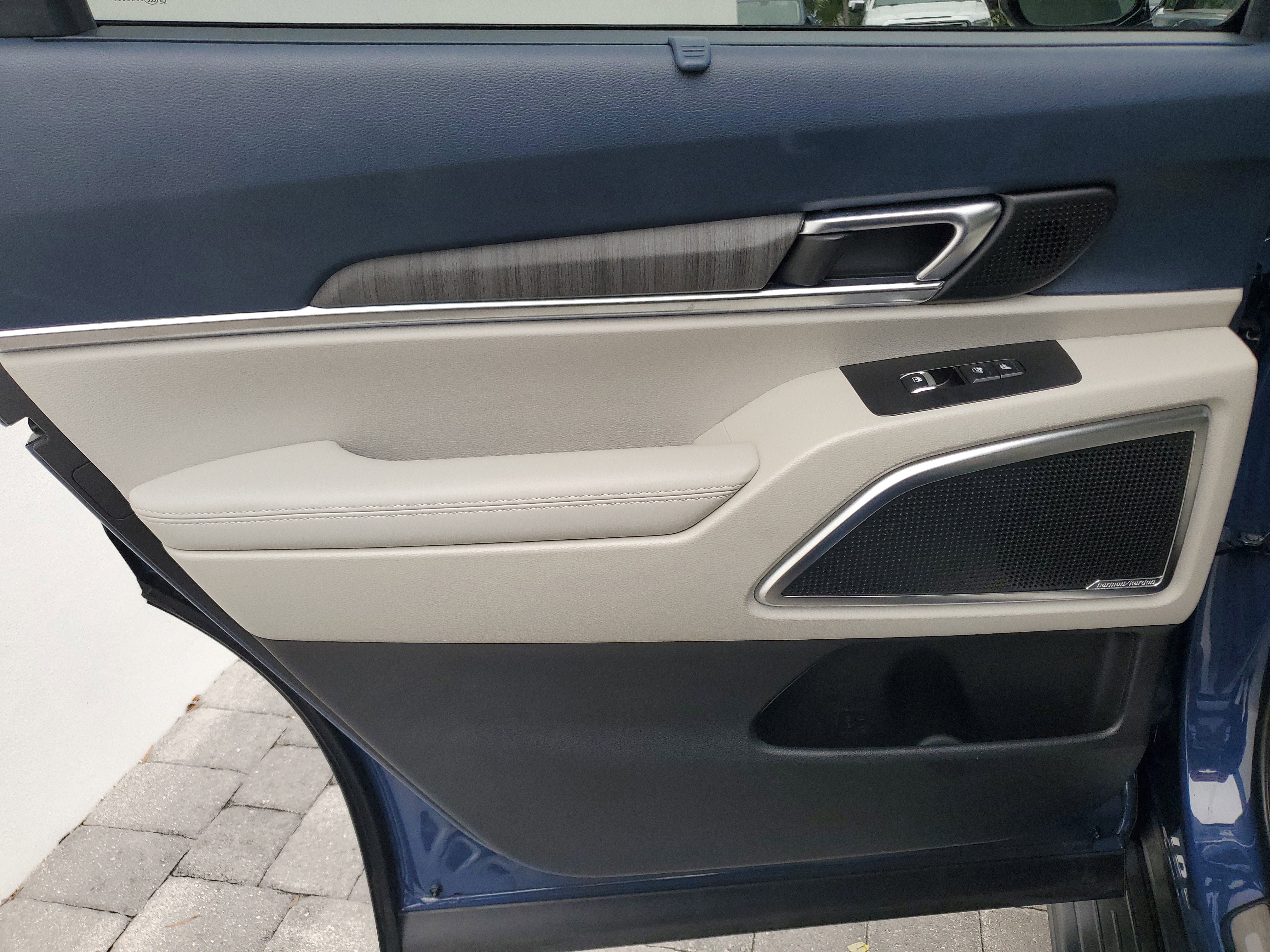 Used 2024 Kia Telluride SX Prestige w/ Towing Package image 12