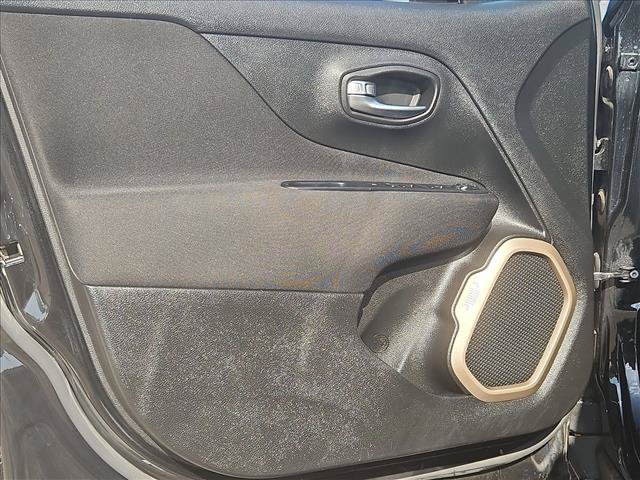 Used 2017 Jeep Renegade Latitude FWD image 10