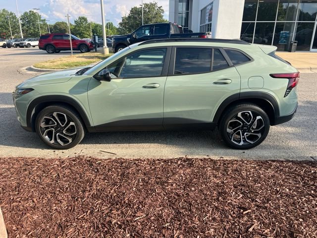 Used 2024 Chevrolet Trax RS w/ Sunroof Package FWD image 2