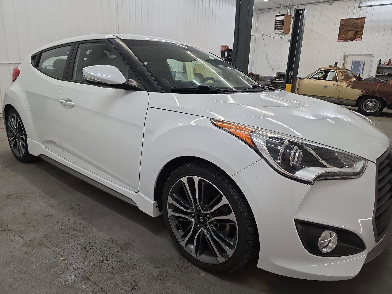 Used 2016 Hyundai Veloster Turbo FWD image 15