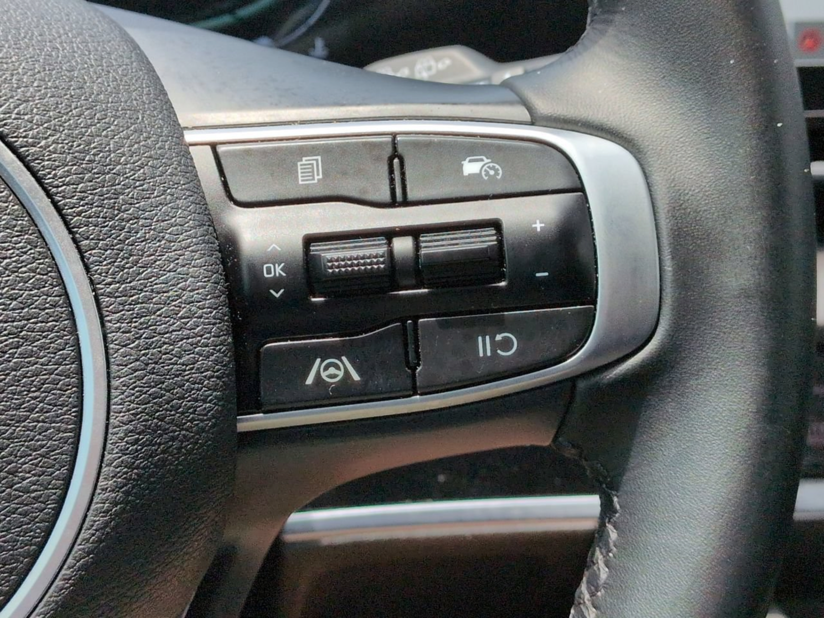 Certified 2025 Kia Sportage EX w/ Premium Package FWD image 32