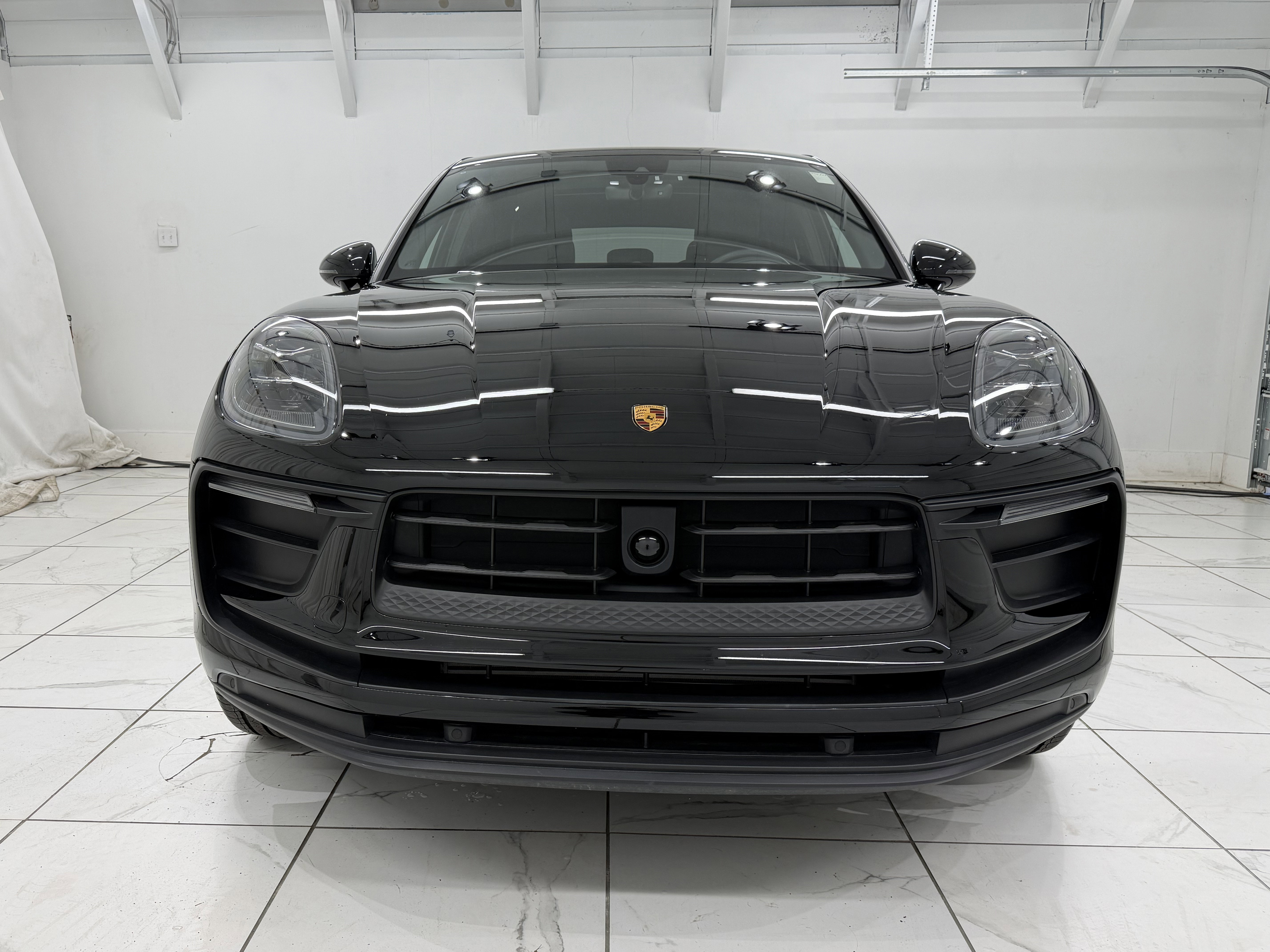 Certified 2025 Porsche Macan AWD/4WD image 9