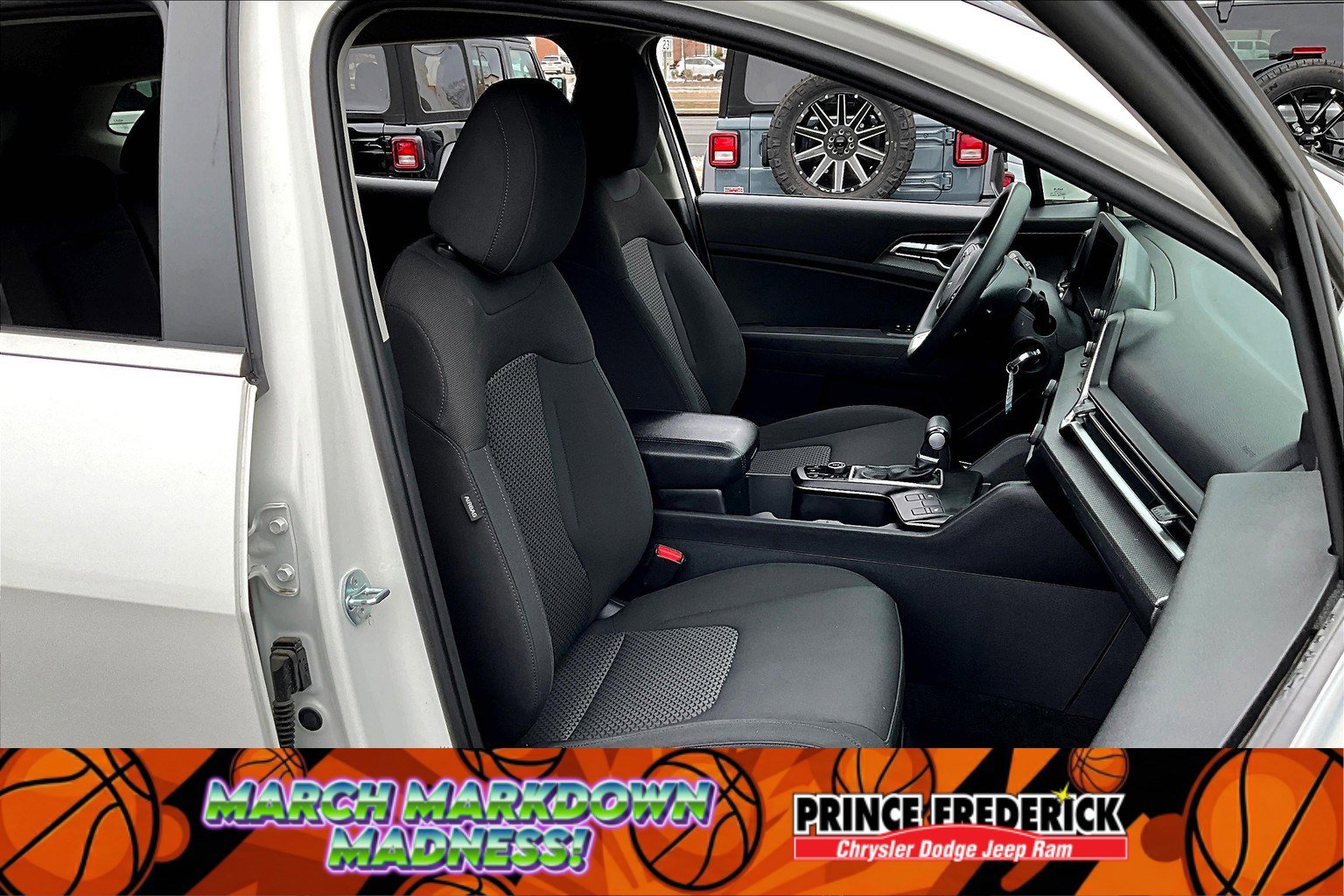 Used 2023 Kia Sportage LX image 7