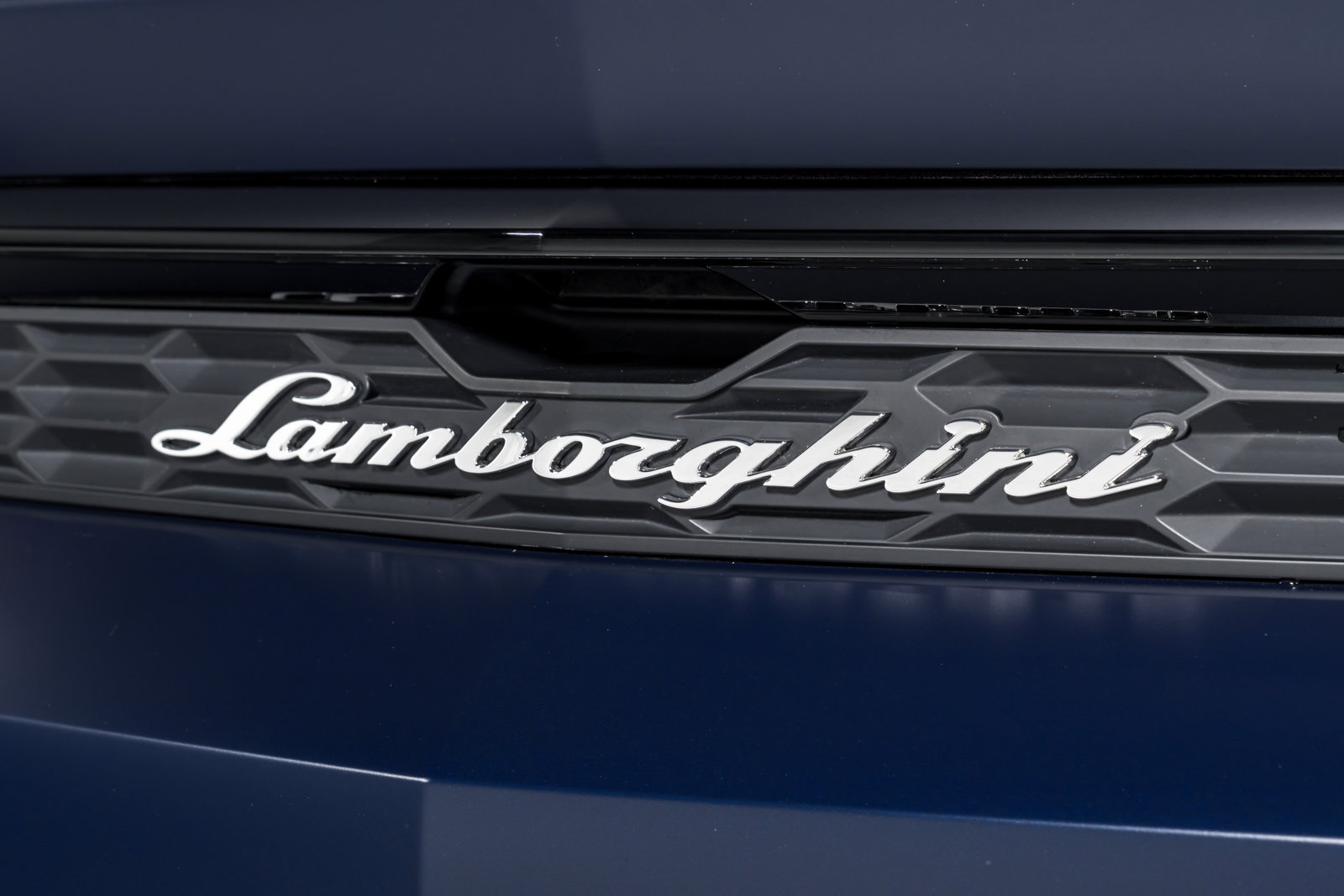 Used 2025 Lamborghini Urus SE AWD/4WD image 57