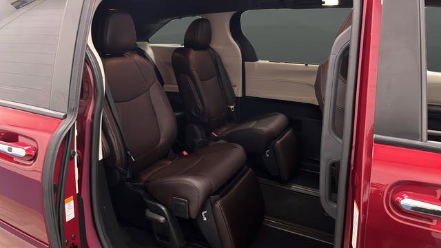 Used 2024 Toyota Sienna Platinum FWD image 33