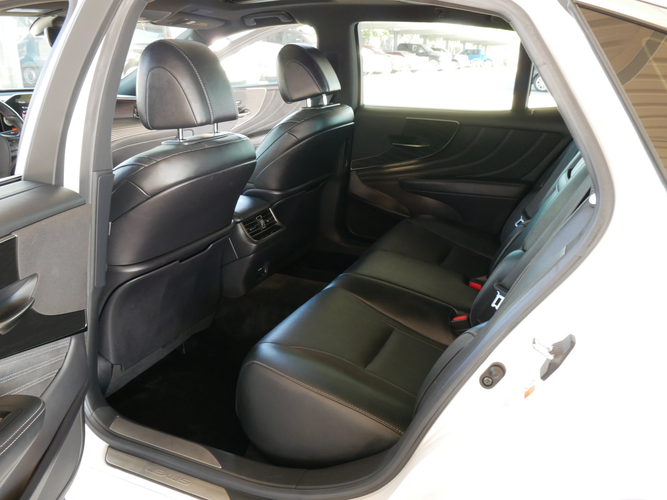Used 2022 Lexus LS 500 w/ Accessory Package (Z1) RWD image 22
