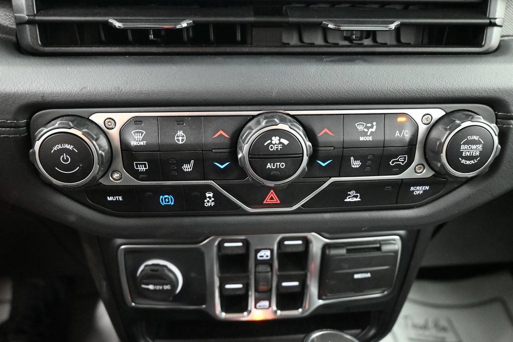 Used 2024 Jeep Wrangler Unlimited Sahara AWD/4WD image 16