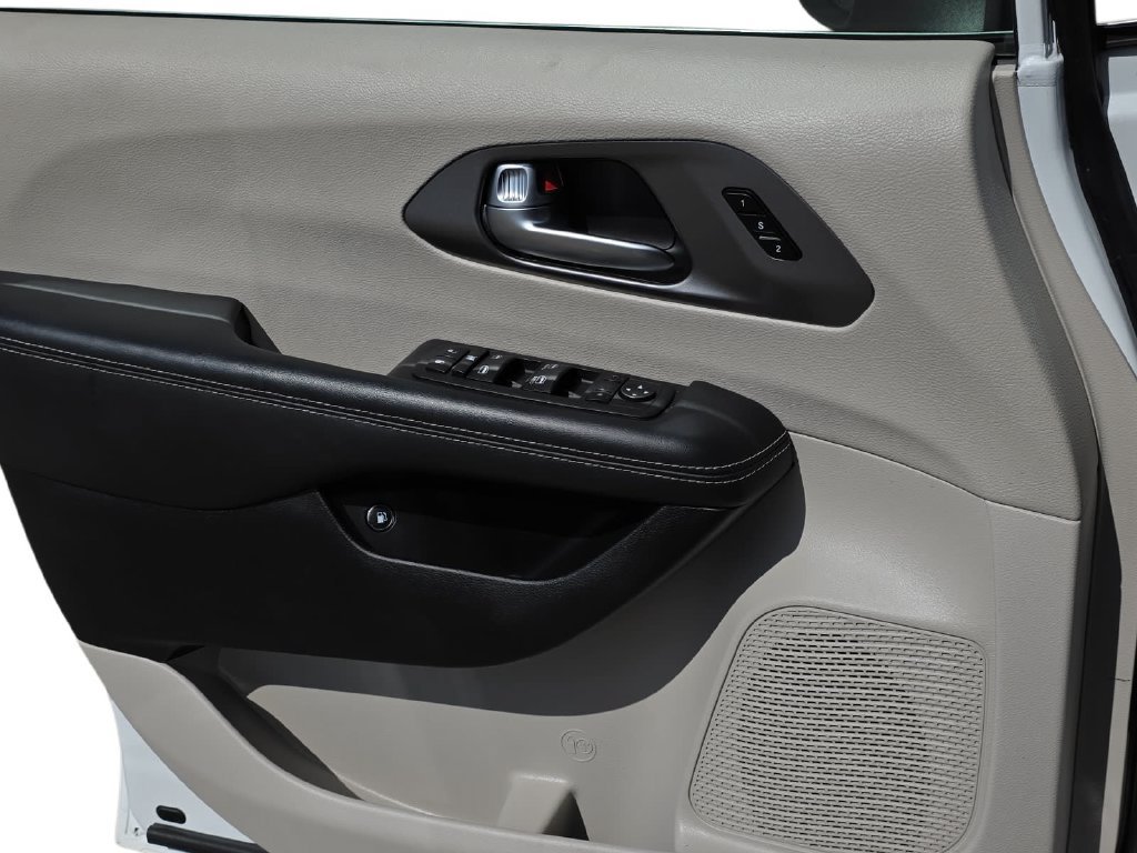 Used 2023 Chrysler Pacifica Touring-L FWD image 27