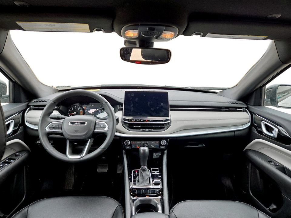 Used 2025 Jeep Compass Limited image 12