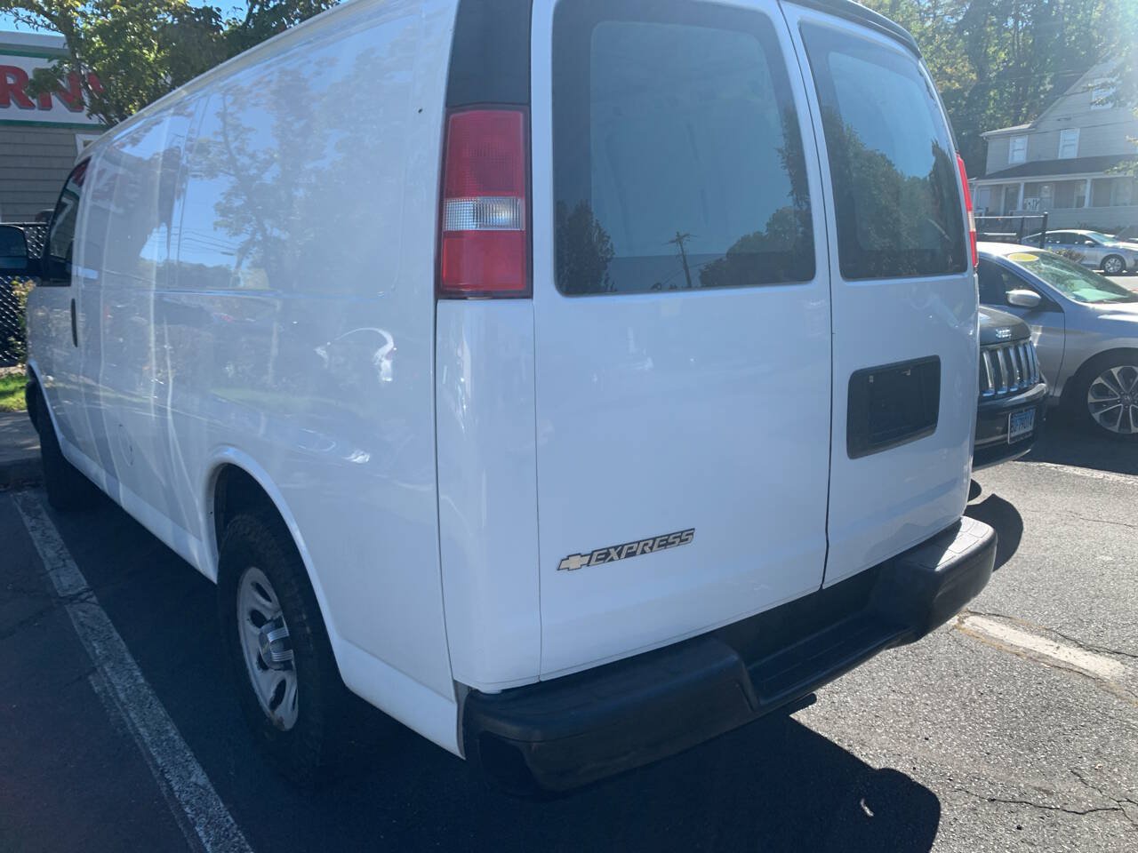 Used 2010 Chevrolet Express 1500 RWD image 26