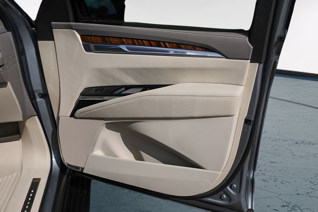 Used 2025 Cadillac Escalade Sport Platinum w/ LPO, ONYX Package AWD/4WD image 33