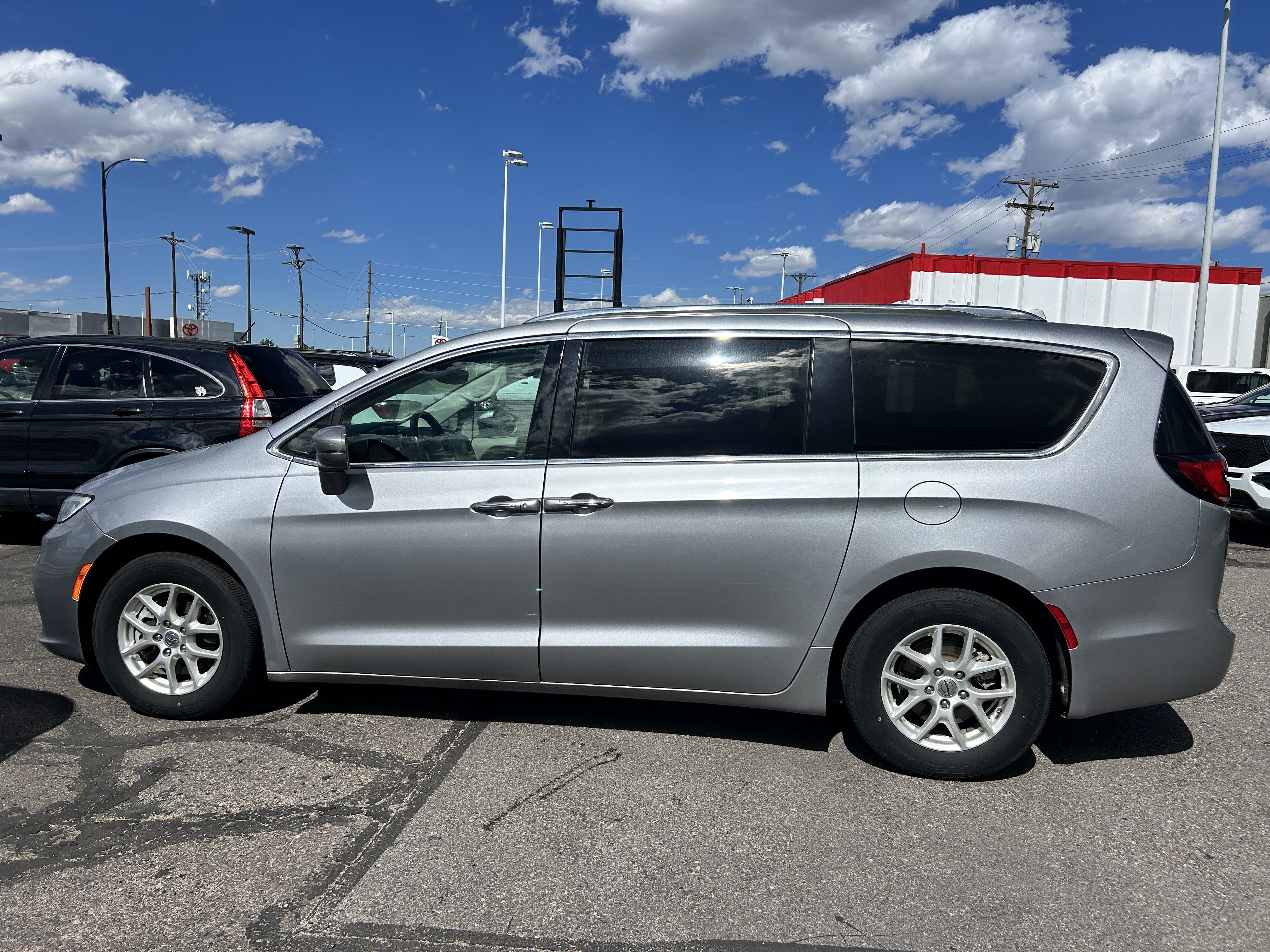Used 2021 Chrysler Pacifica Touring-L FWD image 2