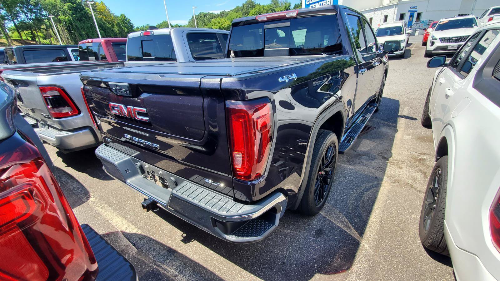 Used 2022 GMC Sierra 1500 SLT w/ SLT Convenience Package AWD/4WD image 9