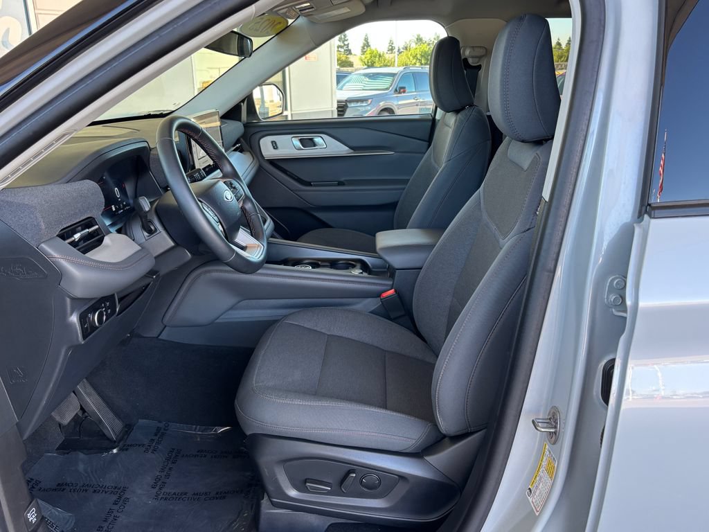 Used 2025 Ford Explorer Active AWD/4WD image 23