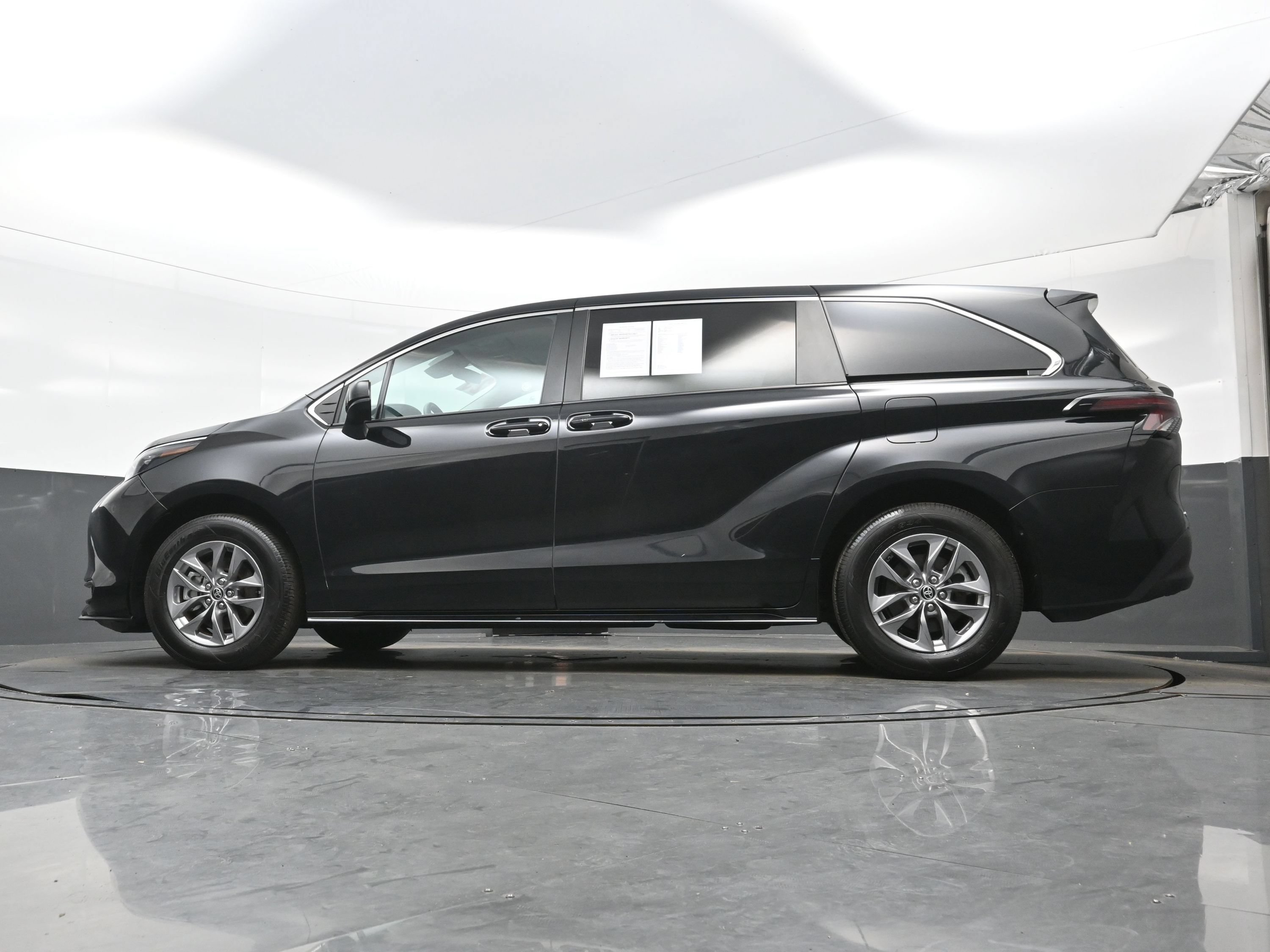 Used 2025 Toyota Sienna LE FWD image 30