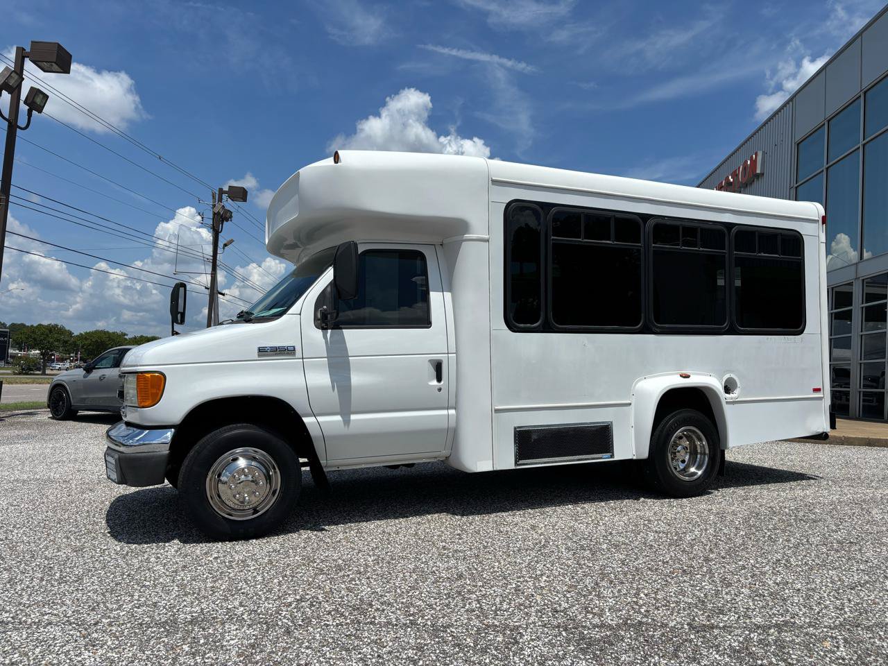 Used 2006 Ford E-350 and Econoline 350 Super Duty RWD image 2