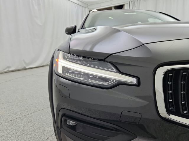Certified 2025 Volvo V60 B5 Cross Country Plus image 22