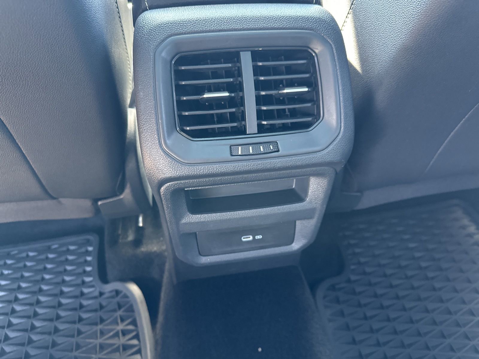 Certified 2024 Volkswagen Taos SE w/ Panoramic Sunroof Package image 22