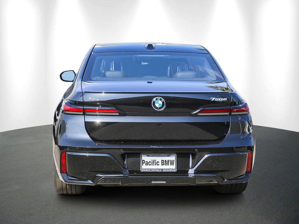 Used 2025 BMW 750e xDrive w/ Premium Package AWD/4WD image 5