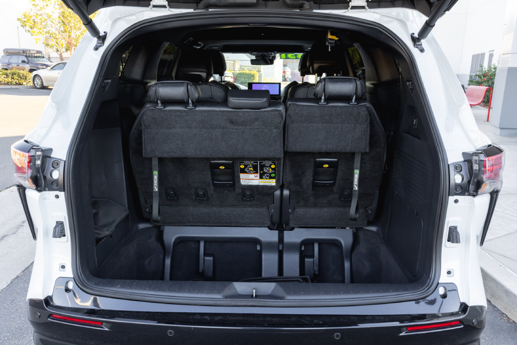 Certified 2025 Toyota Sienna Platinum AWD/4WD image 8