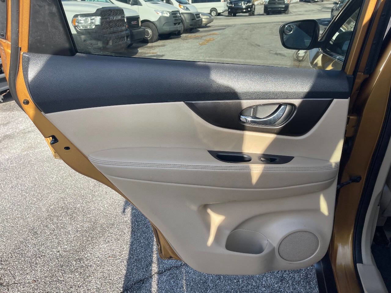 Used 2015 Nissan Rogue SV w/ SV Moonroof Package image 29