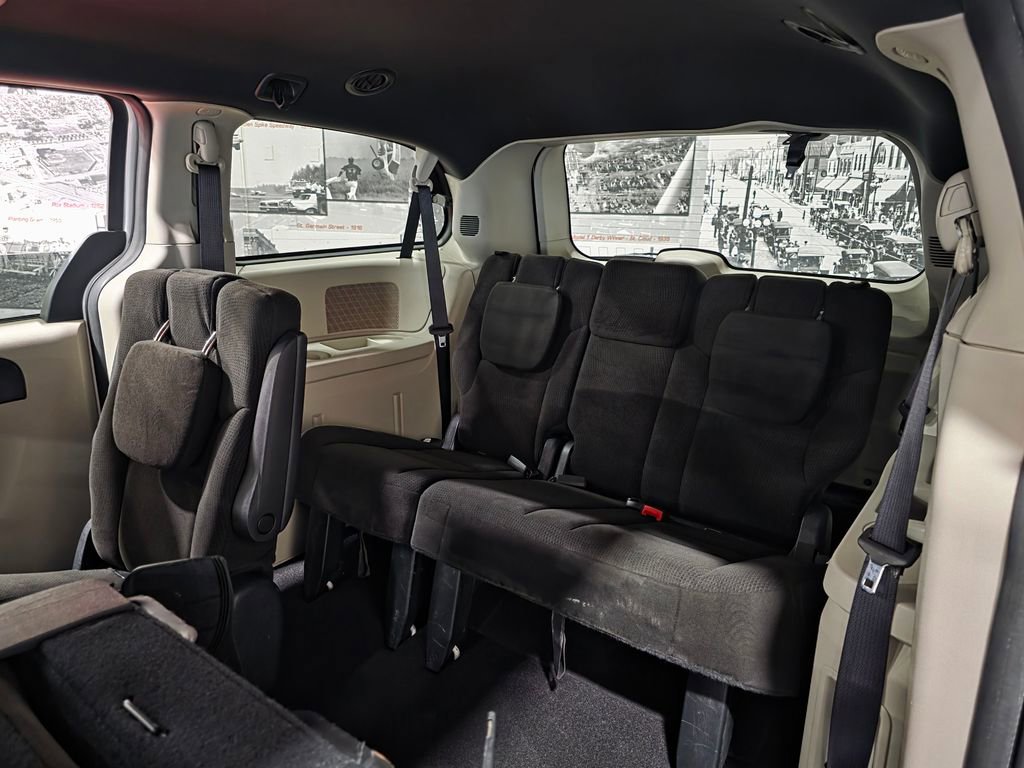 Used 2016 Dodge Grand Caravan SE FWD image 19