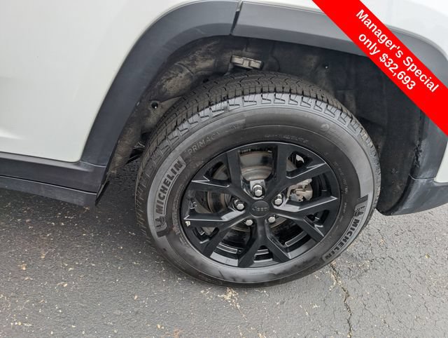 Used 2025 Jeep Grand Cherokee Altitude AWD/4WD image 24