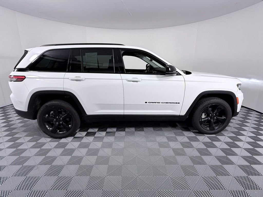 Used 2023 Jeep Grand Cherokee Limited w/ Black Appearance Package image 8