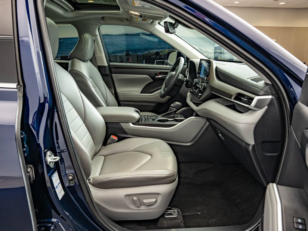 Used 2021 Toyota Highlander XLE AWD/4WD image 36