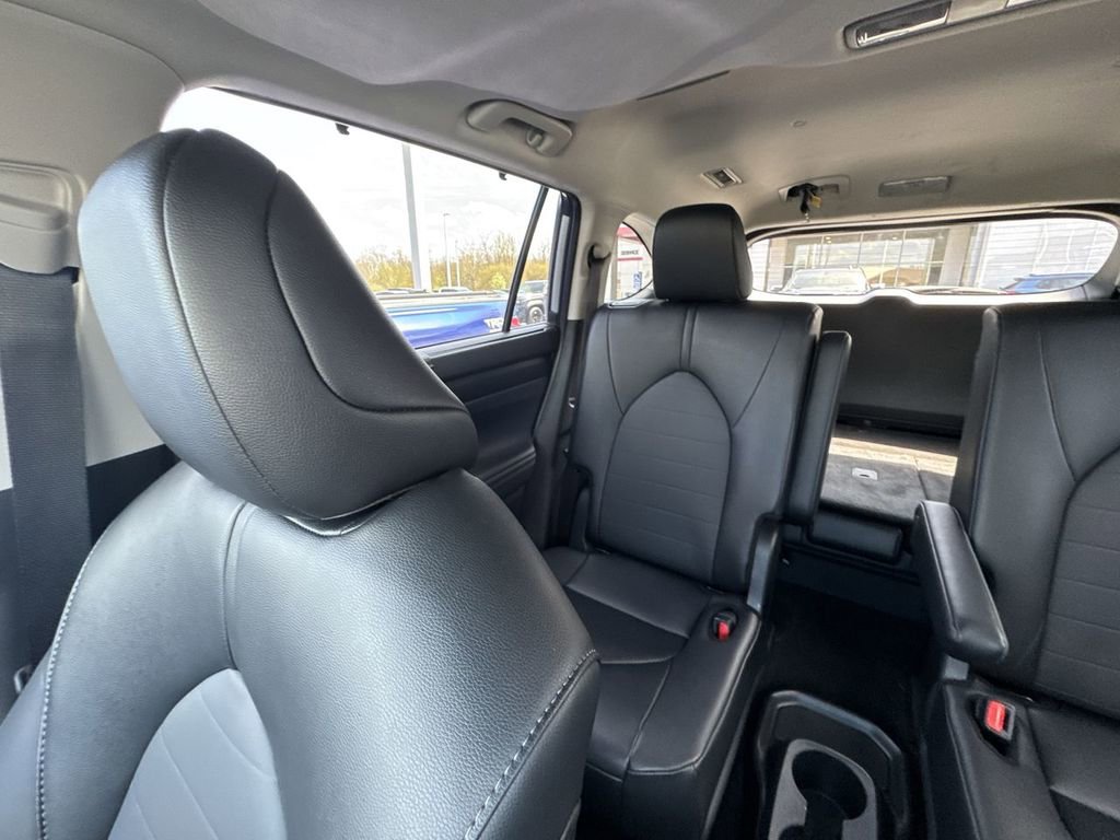 Used 2025 Toyota Highlander XLE AWD/4WD image 12