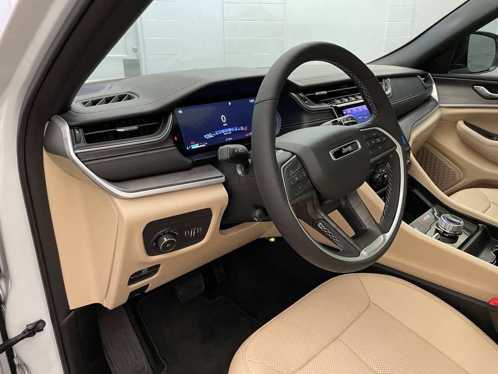 New 2025 Jeep Grand Cherokee L Limited w/ Luxury Tech Group II AWD/4WD image 17