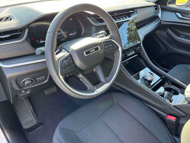 Used 2023 Jeep Grand Cherokee Laredo w/ Luxury Tech Group I AWD/4WD image 14