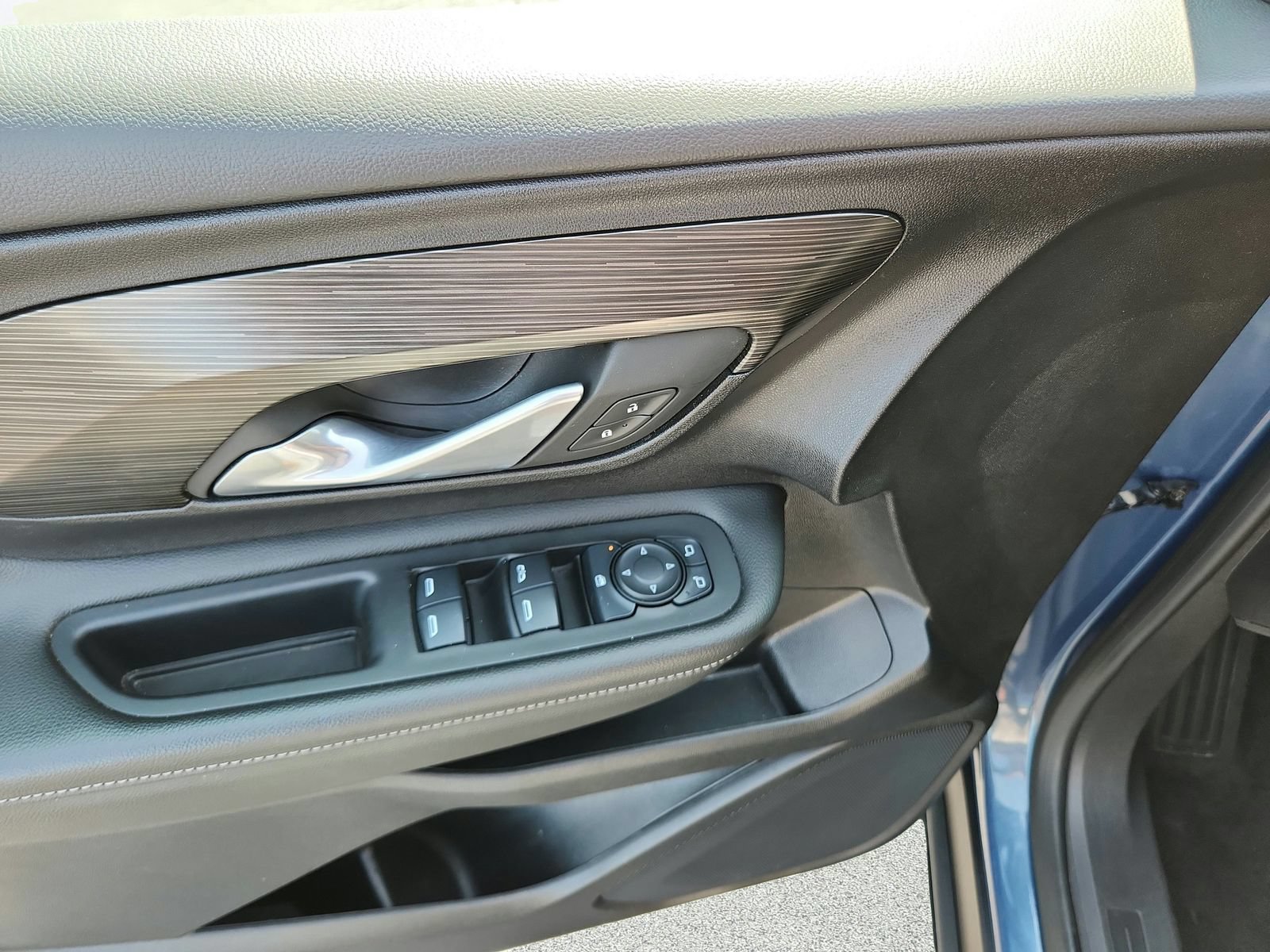 Used 2024 GMC Terrain SLE AWD/4WD image 19