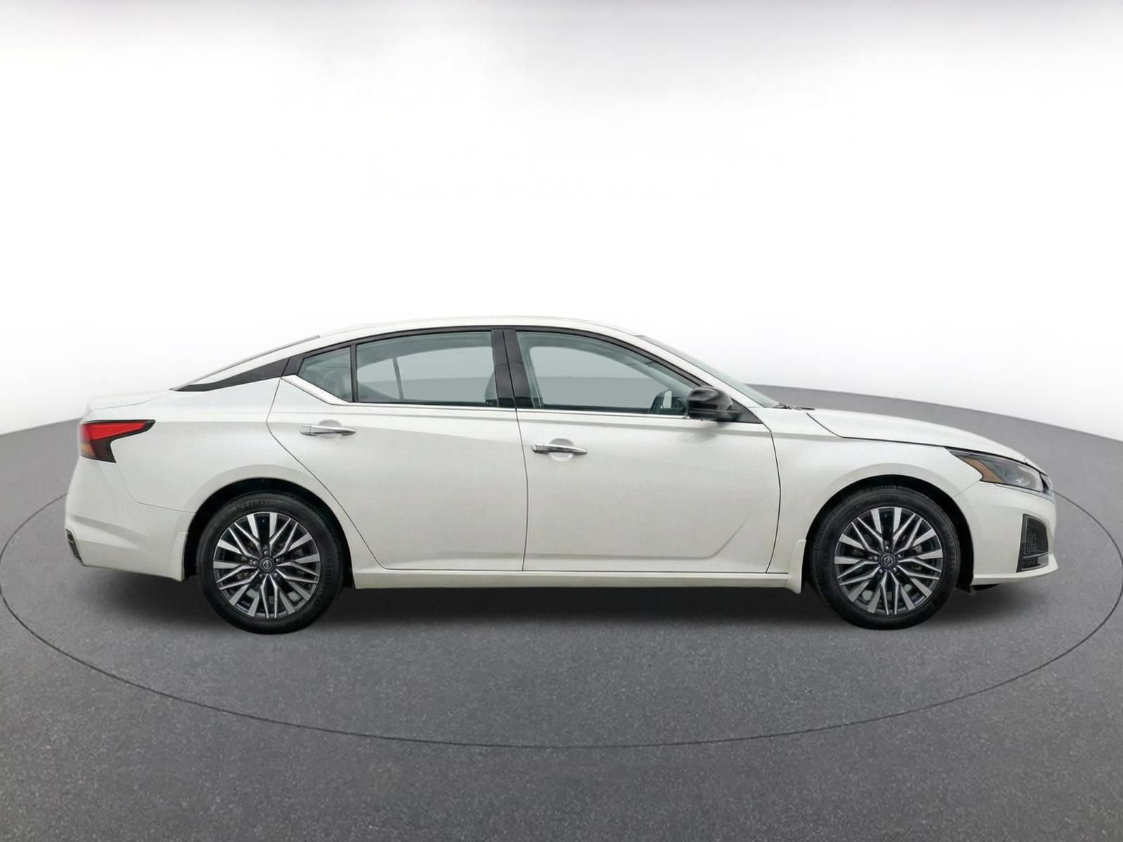 Used 2025 Nissan Altima 2.5 SV FWD image 10
