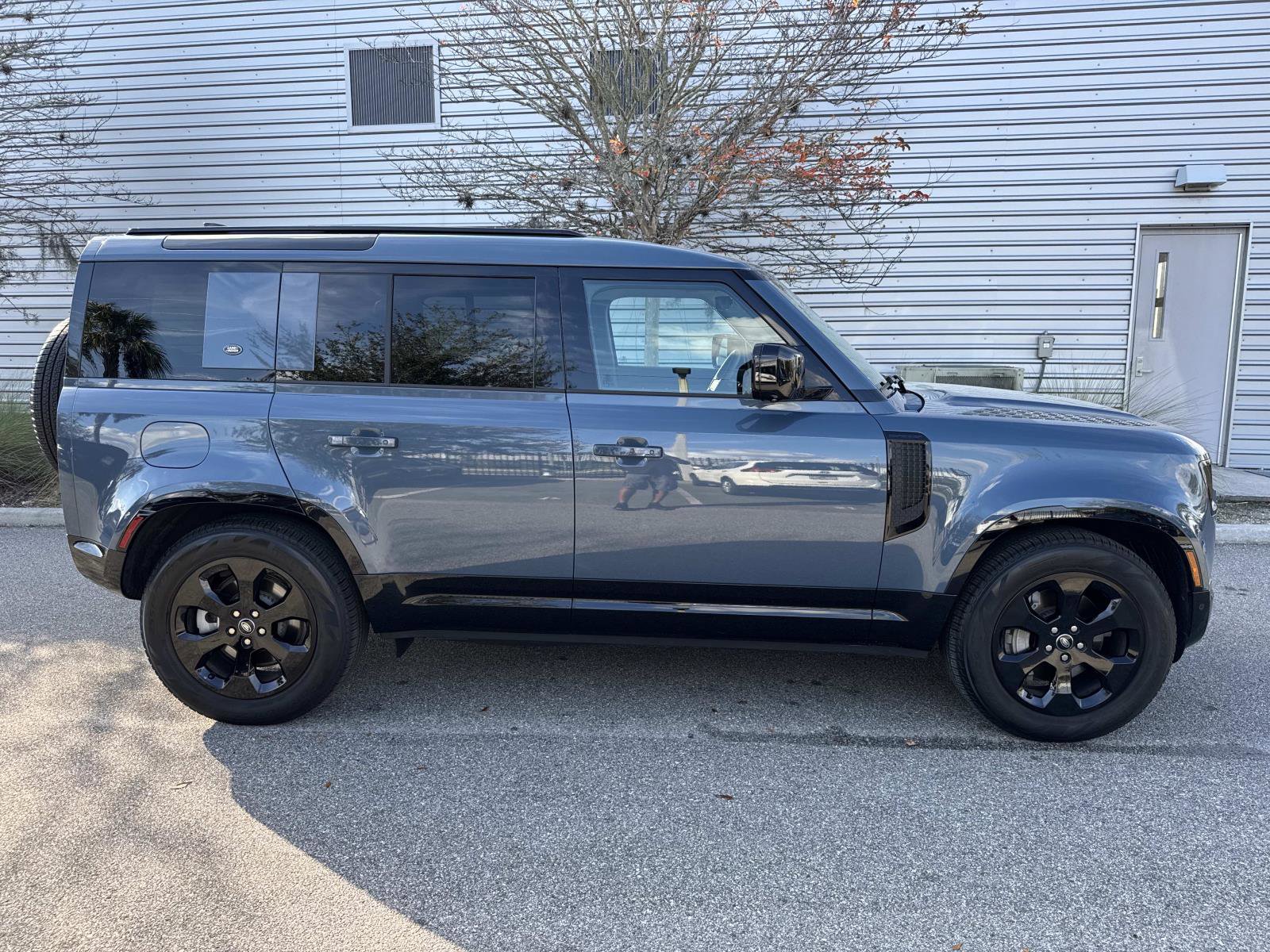 Used 2024 Land Rover Defender 110 X-Dynamic SE image 5