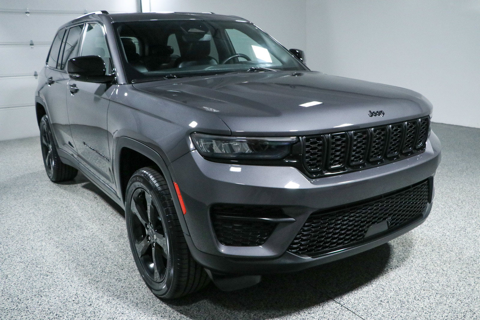 Used 2023 Jeep Grand Cherokee Altitude AWD/4WD image 5