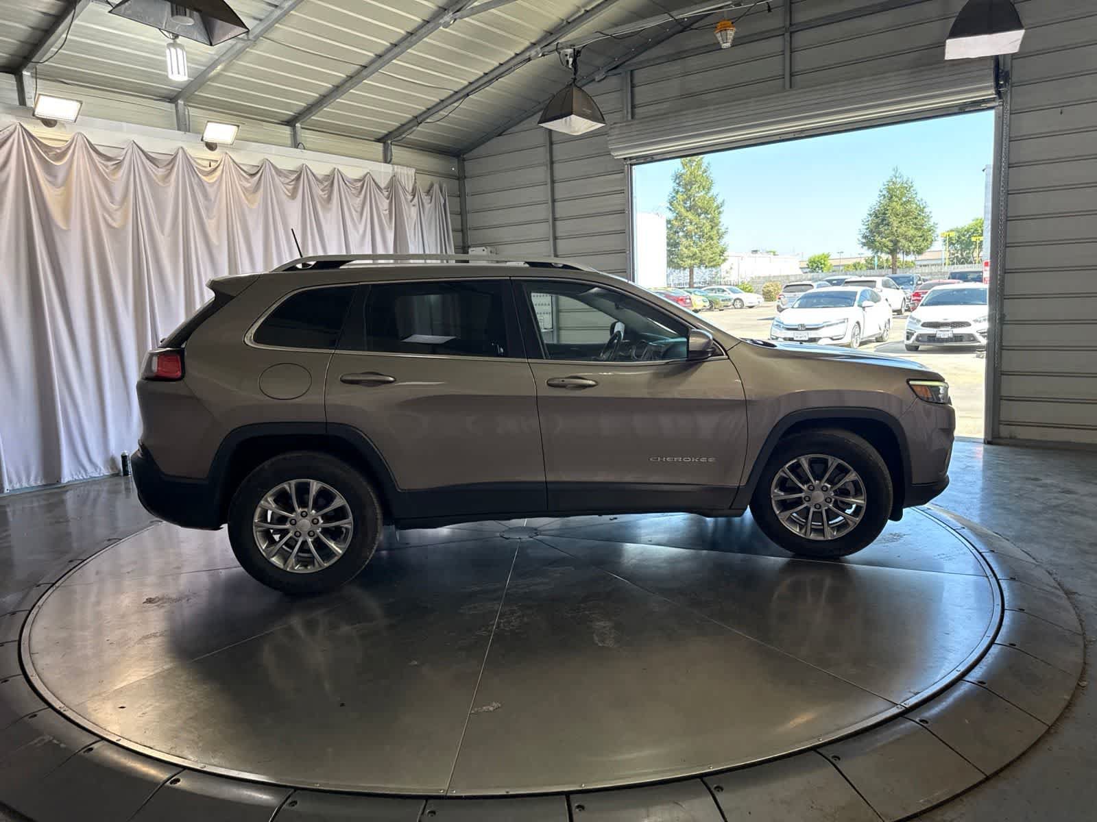 Used 2019 Jeep Cherokee Latitude Plus w/ Comfort/Convenience Group FWD image 4