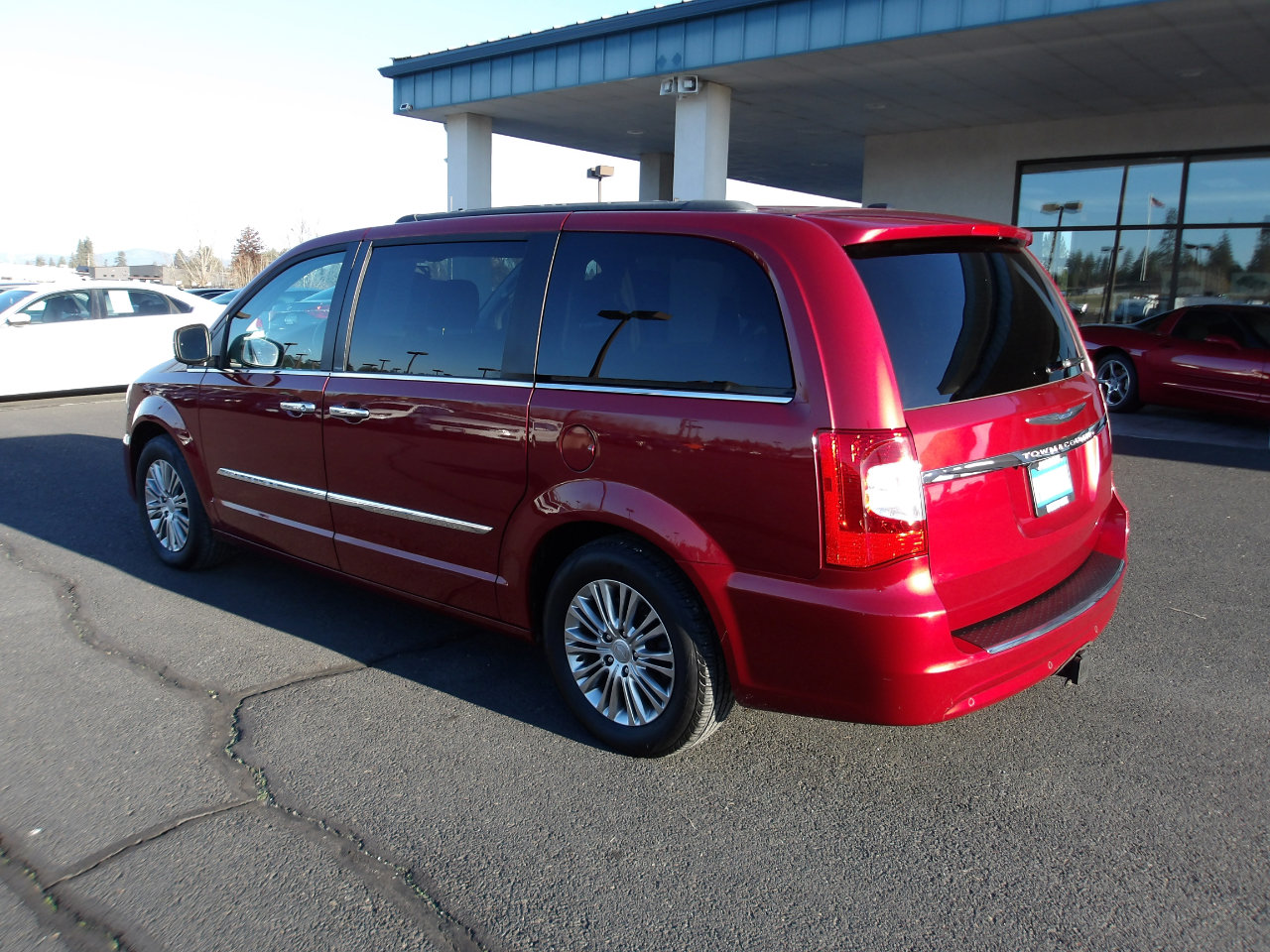 Used 2013 Chrysler Town & Country Touring-L w/ Entertainment Group #2 image 4