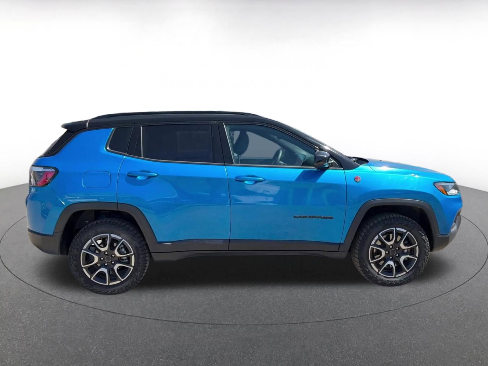 Used 2025 Jeep Compass Trailhawk AWD/4WD image 16