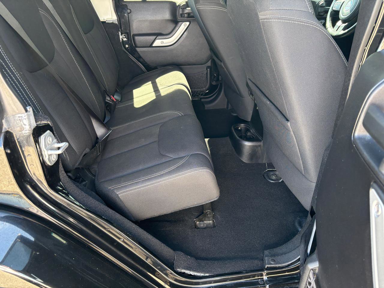 Used 2016 Jeep Wrangler Unlimited Sahara image 12