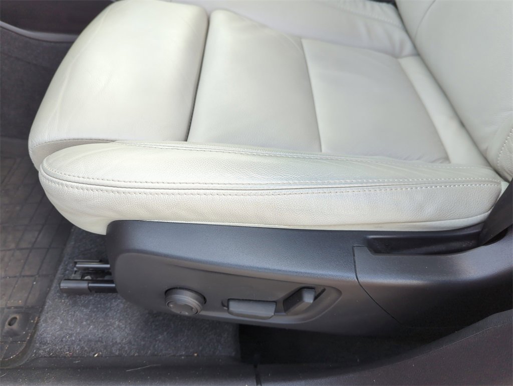 Used 2023 Volvo XC40 B4 Plus w/ Driver Assist Package image 33