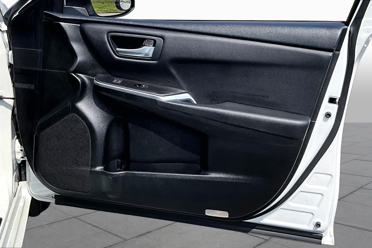 Used 2017 Toyota Camry SE FWD image 22