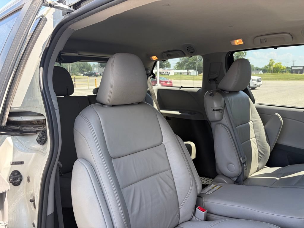 Used 2015 Toyota Sienna XLE w/ XLE Navigation Package FWD image 27
