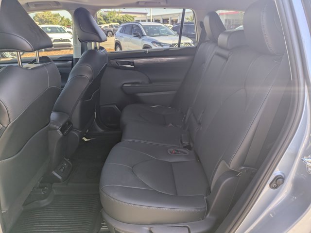 Used 2021 Toyota Highlander Limited image 14