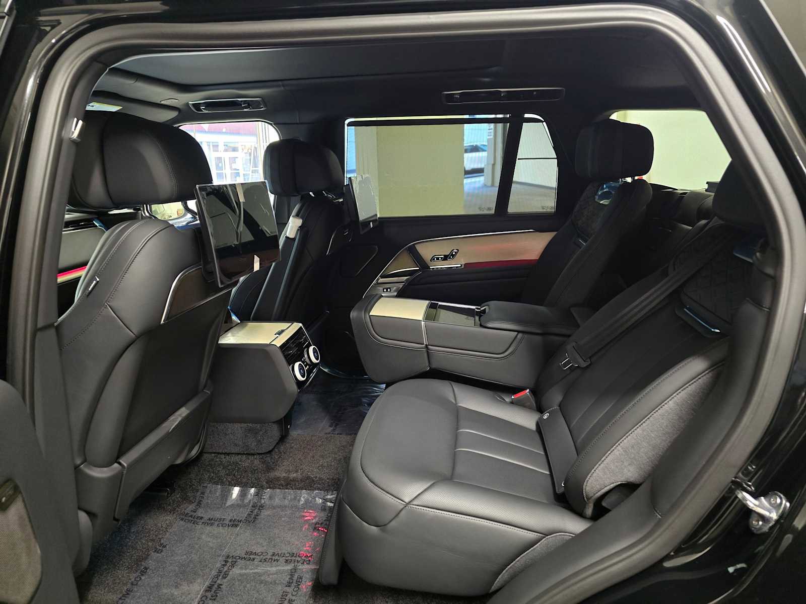 New 2025 Land Rover Range Rover SV image 18