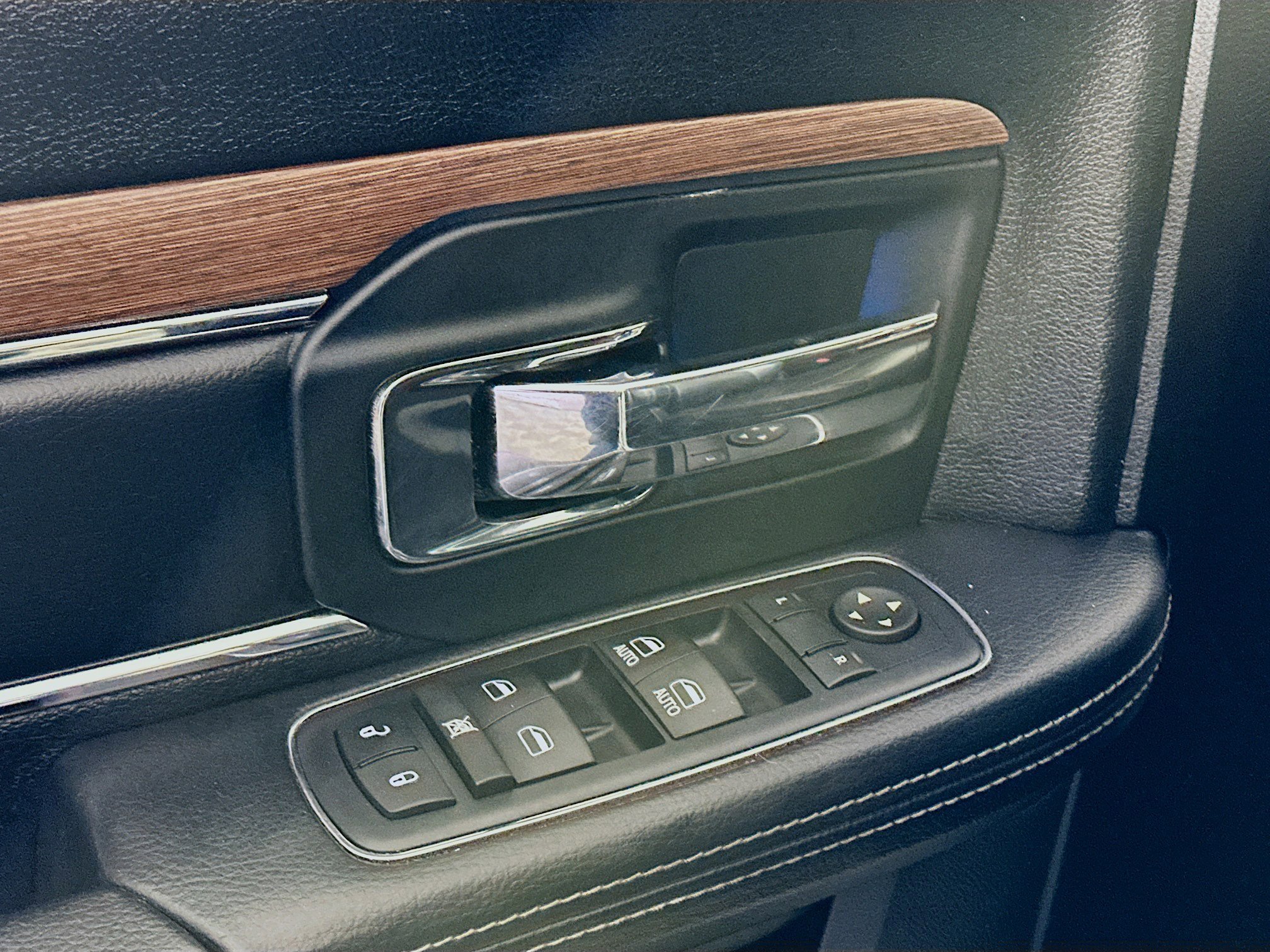 Used 2016 RAM 1500 Laramie w/ Convenience Group image 15