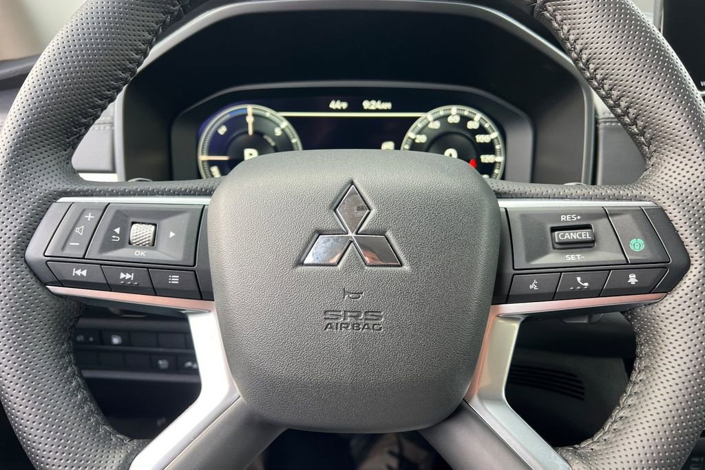 New 2025 Mitsubishi Outlander SE image 25