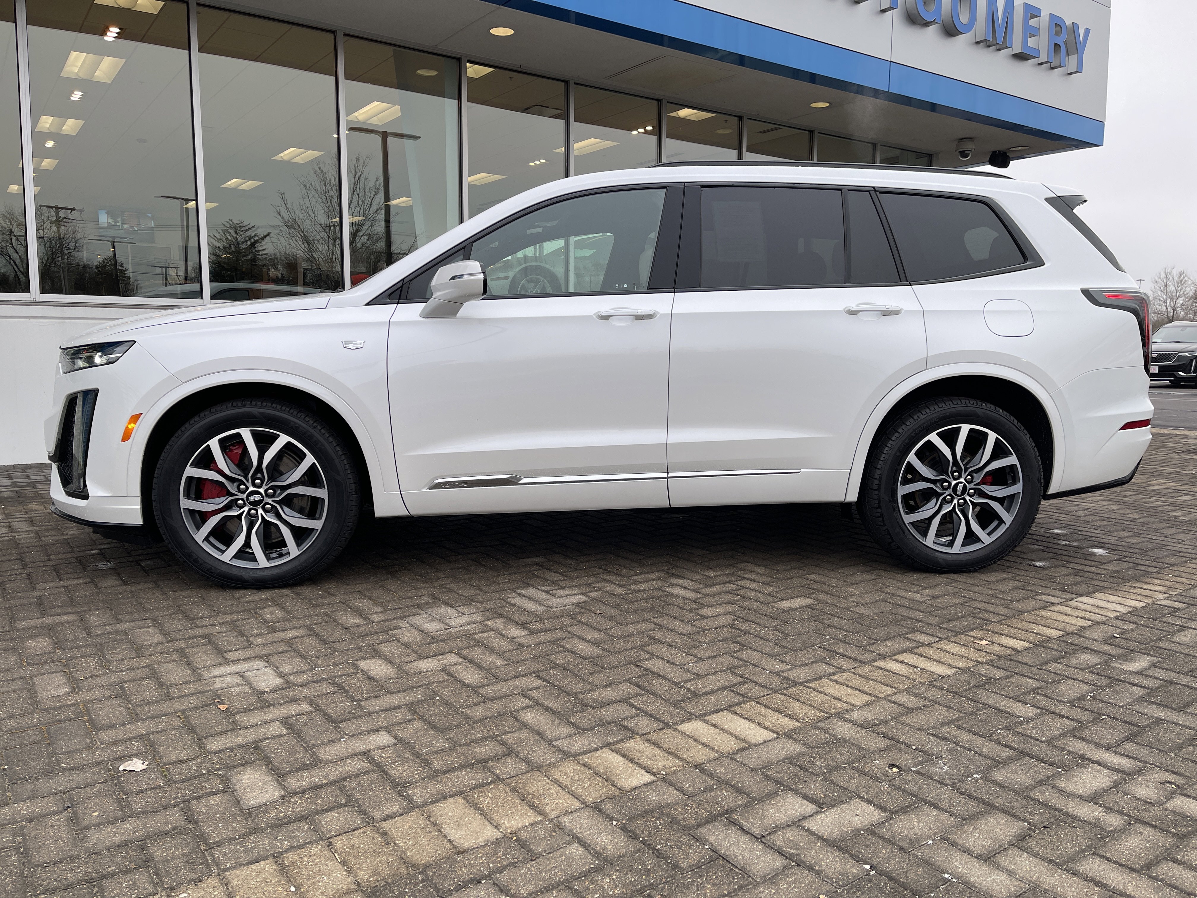 Used 2023 Cadillac XT6 Sport image 2